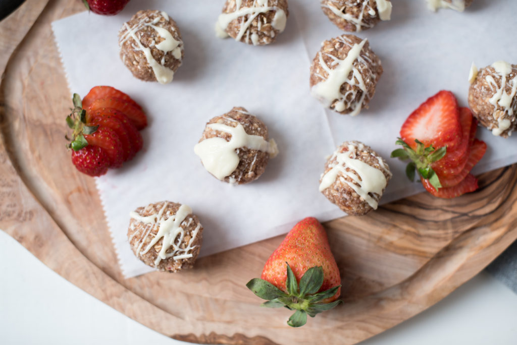 Easy No bake Treat: Strawberries and Cream Bliss Balls flavored with fresh strawberries, dates, and cashew butter! 