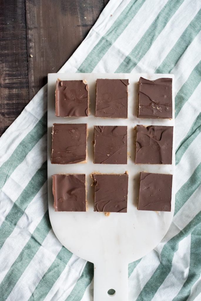 No- bake Peanut Butter Nutella Crunch Bars: Creamy, crunchy peanut butter bars topped with melted milk chocolate swirled with Nutella. 